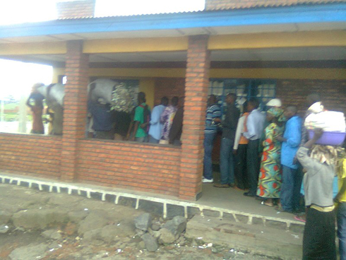 Umurongo munini w'abaturage ba Rubavu bateresha mu byangombwa bajya Goma.