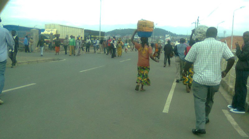 Abanyarwanda n'Abanyecongo bakomeje ibikorwa bisanzwe uru ni urujya n'uruza ku mupaka.