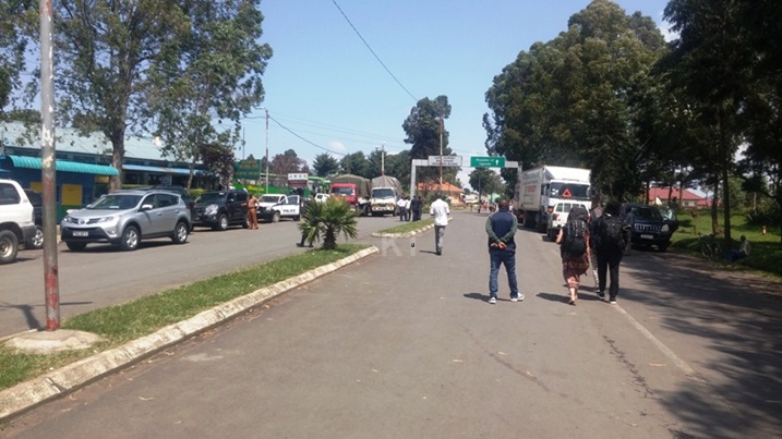 Umupaka wa Cyanika uhoraho urujya n'uruza rw'abantu n'imodoka.