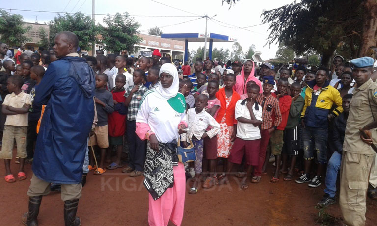 Umupira warangiye hanze hari abafana benshi babuze amatike