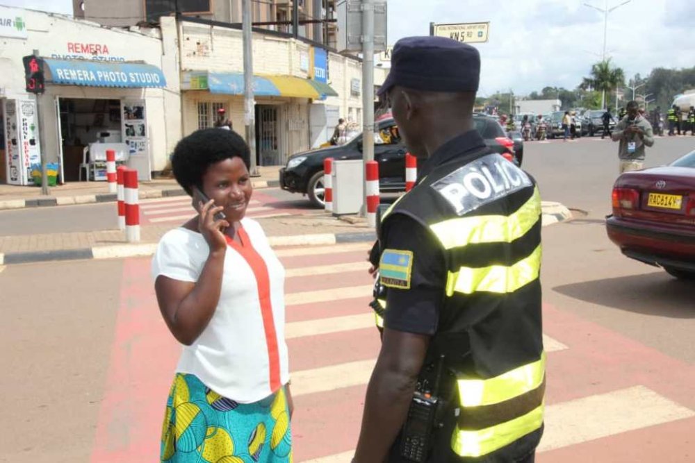 umupolisi abuza umugenzi kwambuka avugira kuri telefone