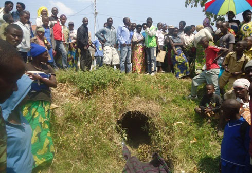 Abaturage baje kureba aho uyu muntu yajugunywe.