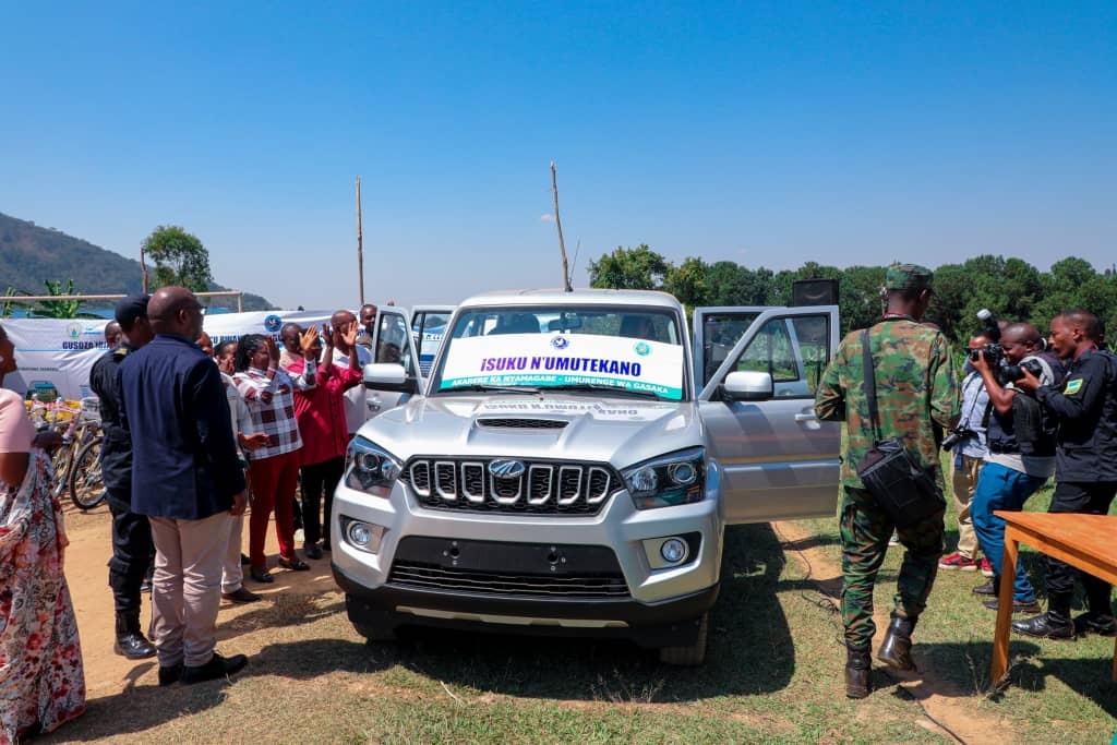 Umurenge wa Gasaka wahize indi mu bukangurambaga ku mutekano isiku n'isukura wahawe imodoka