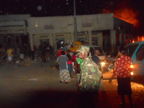 Abaturage n'abashinzwe umutekano bihutiye gutabara.