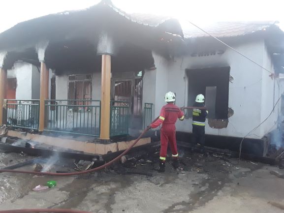 Polisi yihutiye kuzimya no gutabara abari muri iyo nzu (Ifoto: Intyoza)