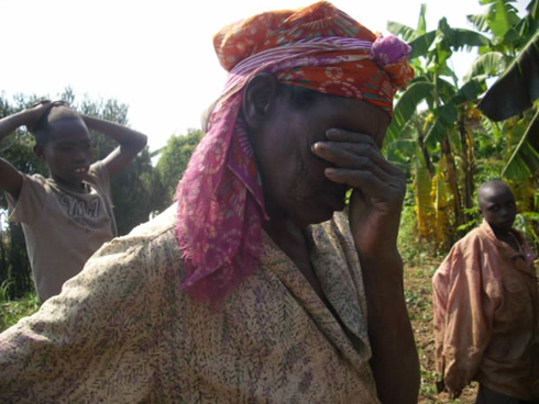 Umukecuru Kankindi yasigaye aririra mu myotsi.