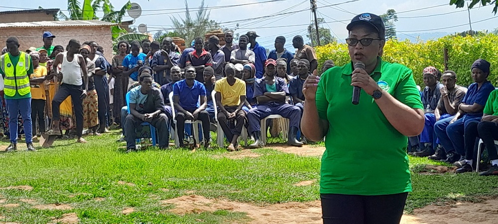 Perezida wa Komisiyo y'Igihugu y'Uburenganzira bwa Muntu, Umurungi Providence, yaganiriye n'abaturage nyuma y'umuganda