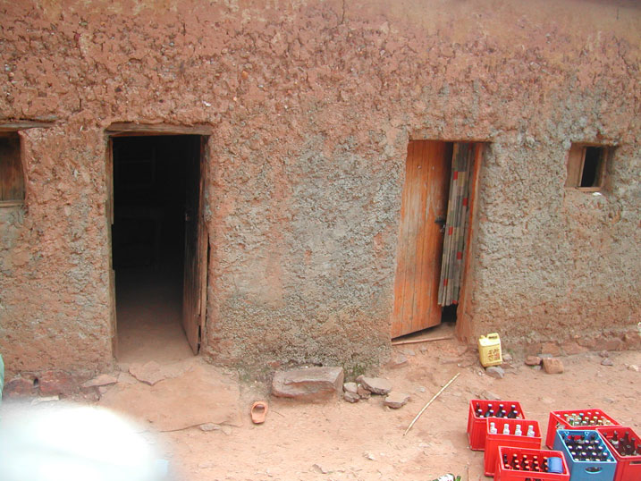 Umuryango ukinguye niwo nyakwigendera yapimiragamo inzoga akanaharara.