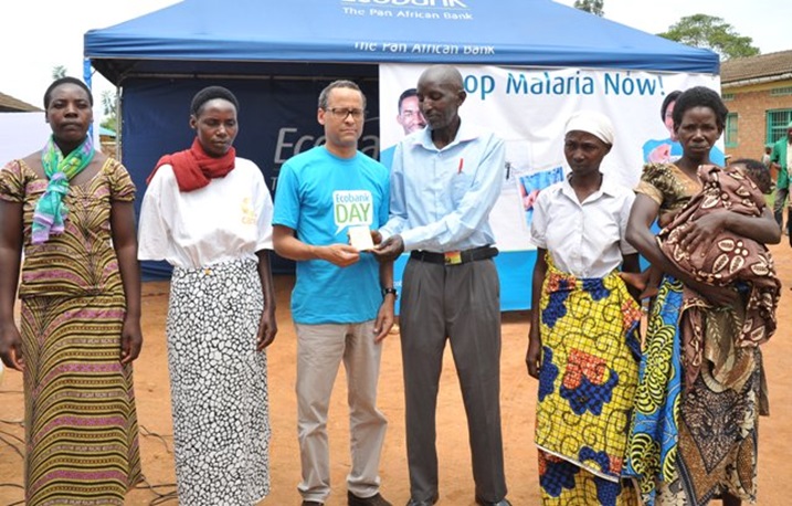 Bamwe mu bagenewe ubwisungane mu kwivuza babushyikirizwa.