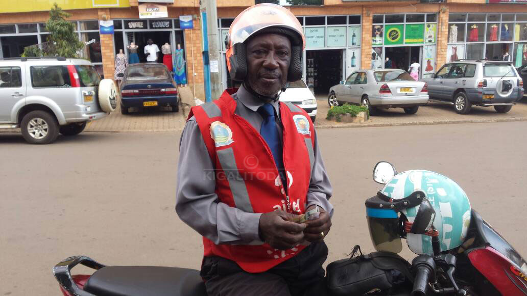Kavakure atwara abagenzi kuri moto yambaye karuvati 