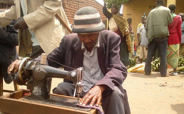 Umusaza mashukane ahamya ko uwamugira umusore muri iki gihe kudoda byamugira umukire.