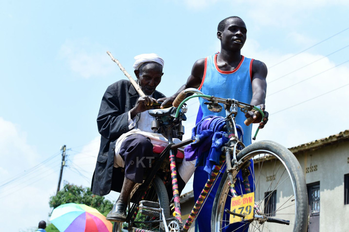 Umusaza Gashumba Abdou mu Ruhango nawe yitabiriye amatora bamucunga ku igare ariko aratora