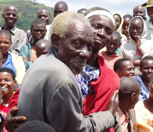 Umusaza Makuza arusha umugore we Mukandinda imyaka 18.