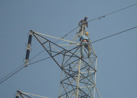 Abakozi ba EWSA bagerageza kumukurayo.