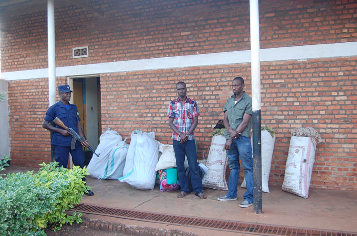 Umushoferi ndetse na Komvuwayeri we bahise batabwa muri yombi na police ndetse n'ikamyo bari batwaye.