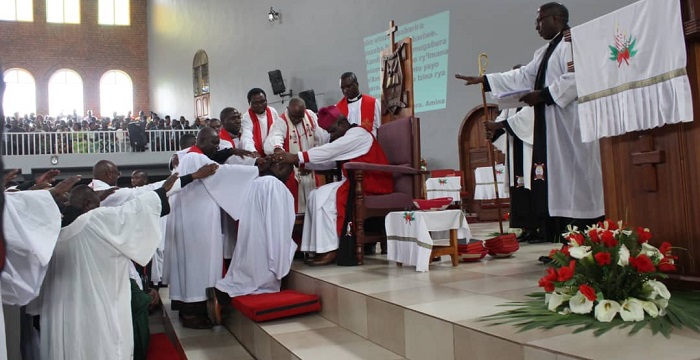 Umushumba w'Itorero EAR Diyosezi ya Shyira Bishop Samuel Mugisha Mugiraneza yayoboye umuhango wo kurobanura Abadikoni n'Abapasiteri 21