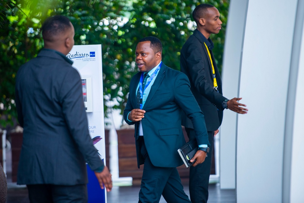 Minisitiri w'Urubyiruko n'Iterambere ry'Ubuhanzi Dr. Utumatwishima Jean Nepomuscene Abdallah ubwo yageraga kuri Kigali Convention Center ahabereye iyi nama yaje yitwaje ikayi n'ikaramu byo kwandikamo ibitekerezo n'inyunganizi byava mu musaruro w'iyi Nama ihuriza hamwe inzego zitandukanye z'Igihugu