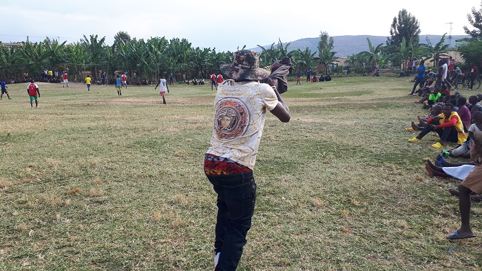 Umusifuzi wo ku ruhande iyo ashaka kugaragaza ahabaye ikosa ni uko abigenza