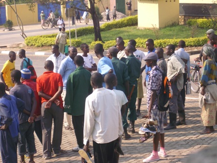 Abantu bari bahuruye nk'abatashye ubukwe.