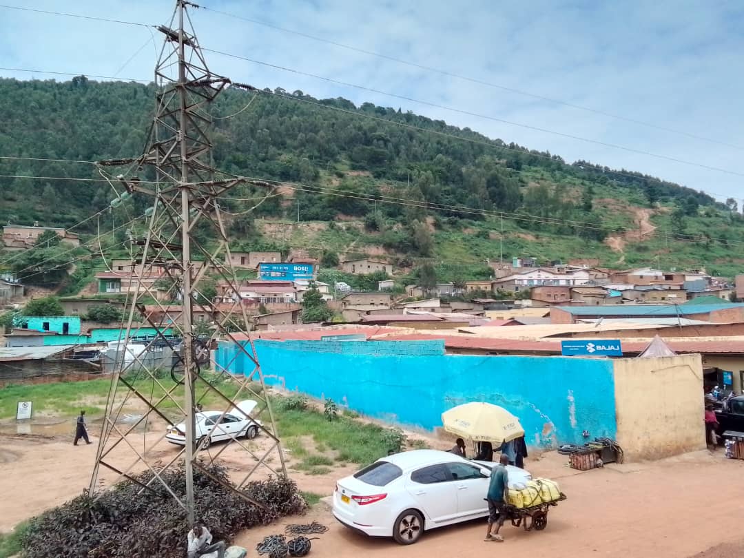 Inzu muri Kigali zigenda zisatira ahakiri amashyamba ku misozi