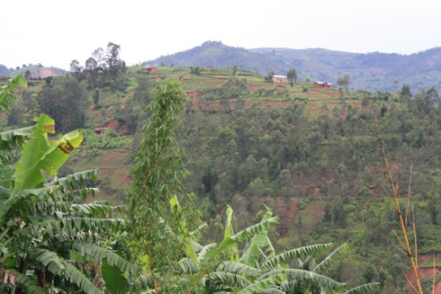 Bari batuye ku musozi wagenewe umudugudu.