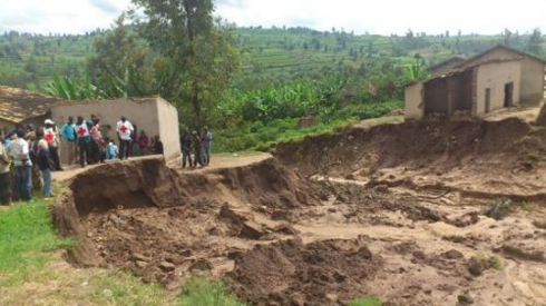 Uyu musozi wararidutse utwara amazu y'ubucuruzi ariko nta muntu wahitanye.