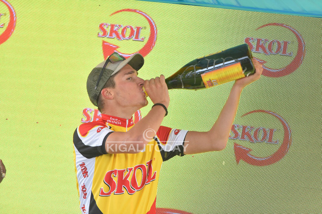 Umusuwisi Simon Pellaud wabaye uwa mbere mu gace ka Nyanza - Rubavu yahembwe na Skol ndetse anahabwa Champagne ya Skol ahita ayigotomera