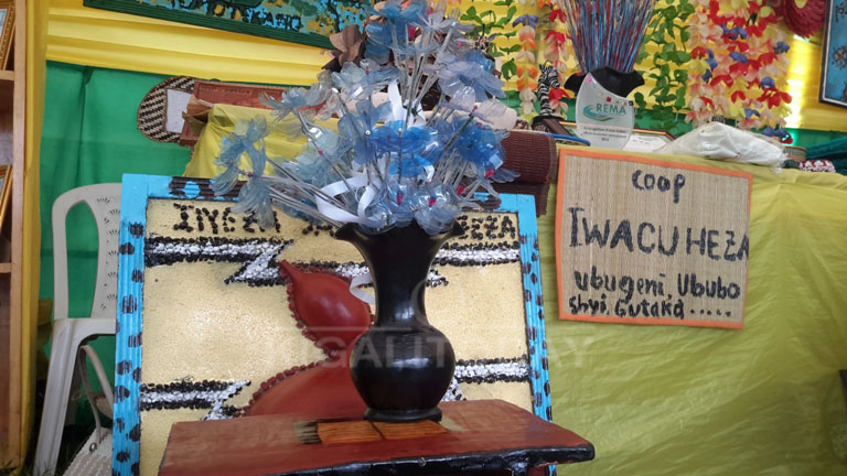 Uwo mutako w'ururabo ukozwe mu macupa y'amazi 