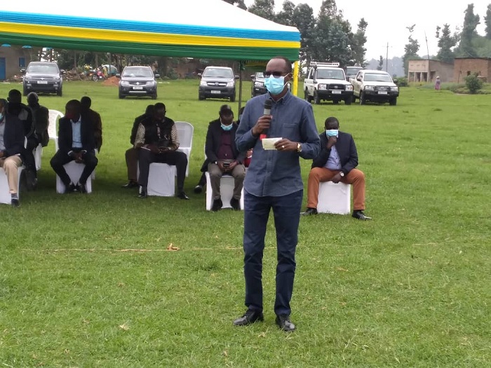 Guverineri Munyantwali aganira n'abaturage