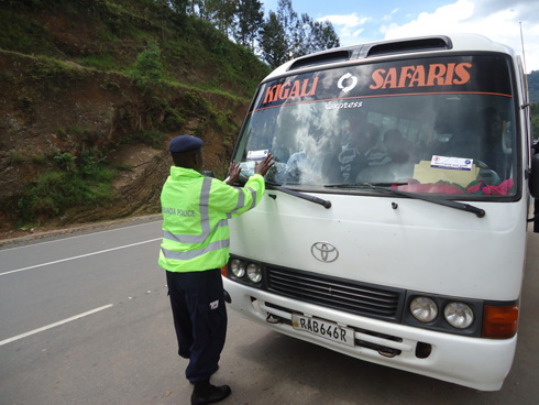 Polisi yometse ku mamodoka udupapuro duhamagarira abashoferi kwirinda umuvuduko no gutwara basinze. (Photo: N. Leonard)