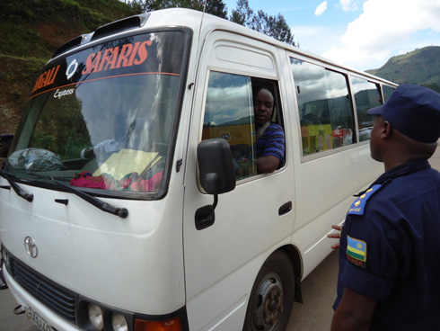 Umupolisi arimo kwigisha umushoferi kugenda neza mu muhanda. (Photo: N. Leonard)