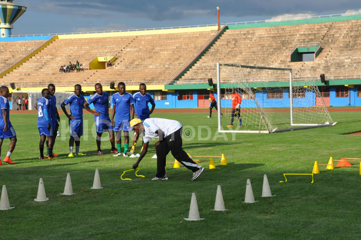 Umutoza Kayiranga Baptiste aha abakinnyi be amabwiriza.