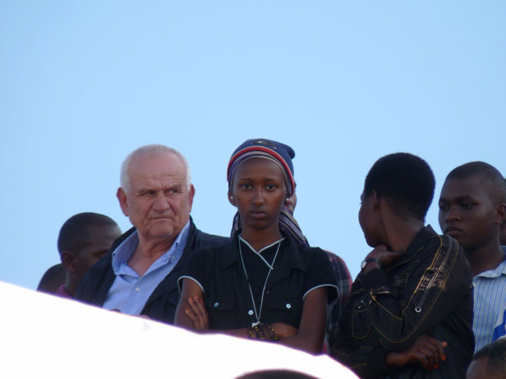 Umutoza wa APR FC Dr Petrovic (bumoso) yarebye uno mukino wose ahagaze.