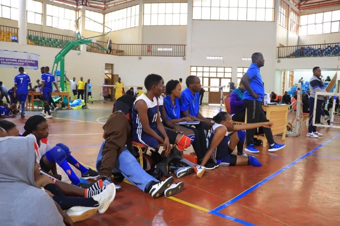 Umutoza Emmanuel Ndamyumugabe(uhagaze) wa Bugesera FC yatsinze imikino yose mu bagore