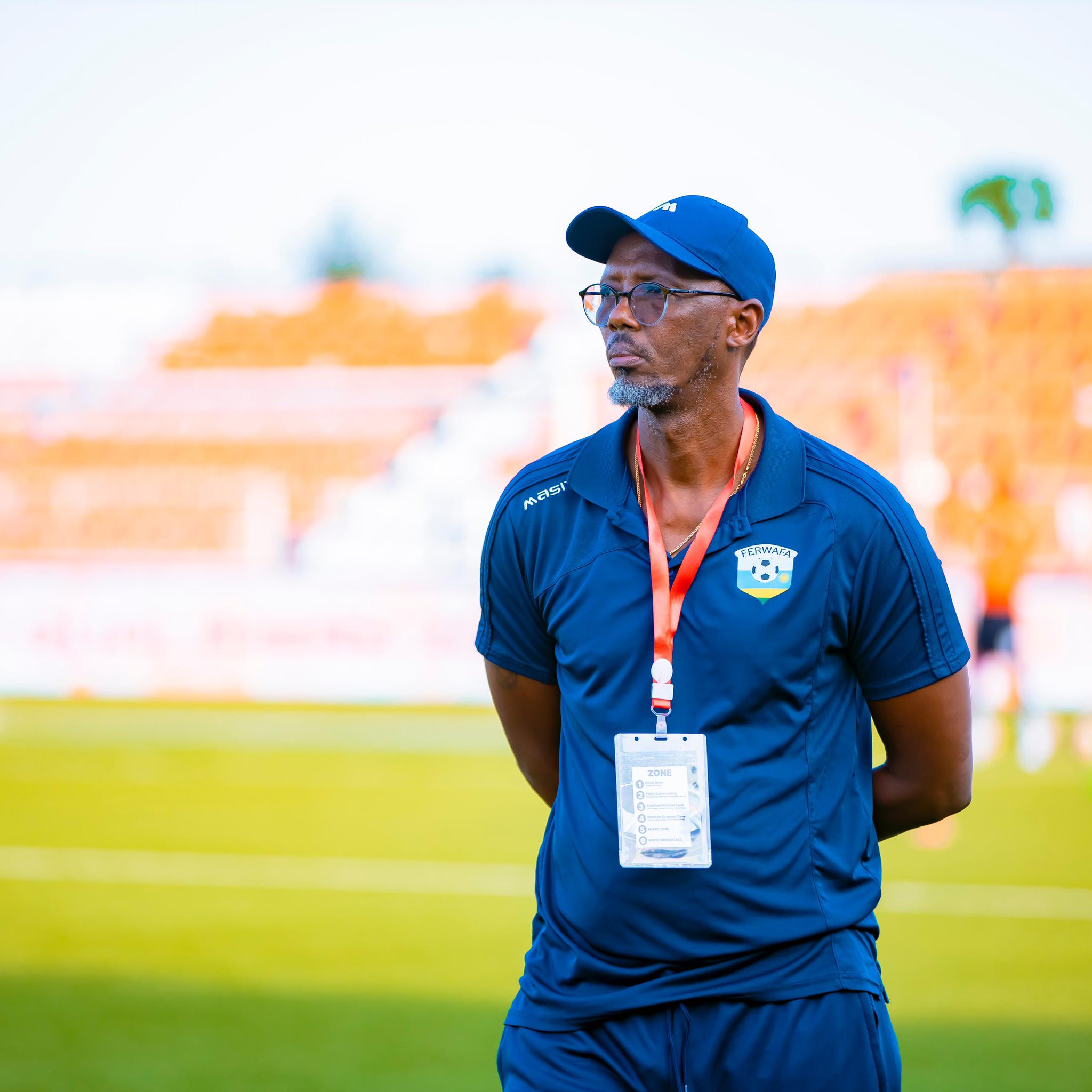 Umutoza w'Amavubi Eric Nshimiyimana yitegereza uko abasore be bitwara 