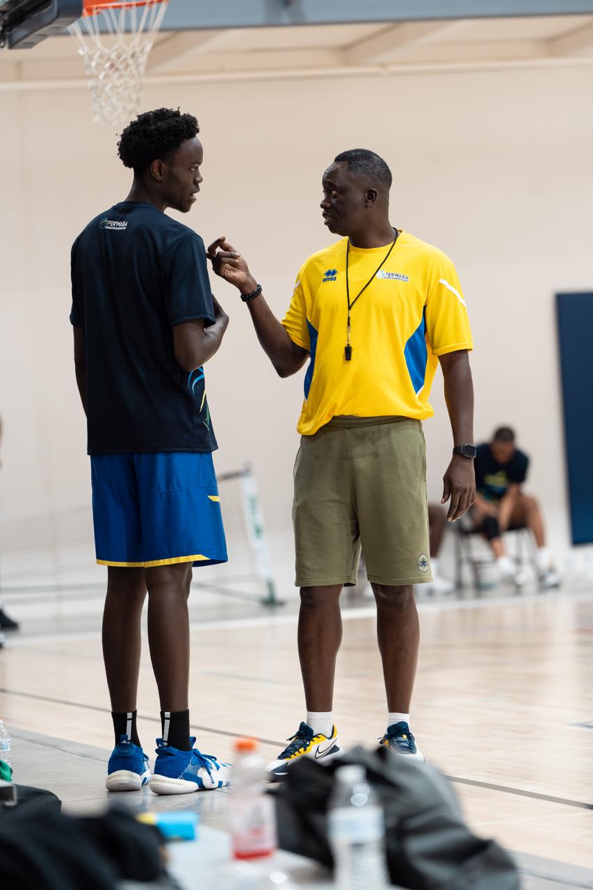 Umutoza w'ikipe z'igihugu Cheikh Sarr aganiriza umukinnyi