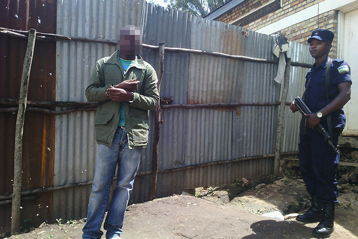 Uyu musore yaguwe gitumo arimo gutuburira umucuruzi.