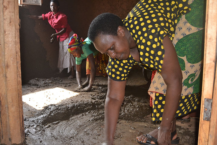 Uyu muturage yahawe umuganda wo gukurungira inzu ye.