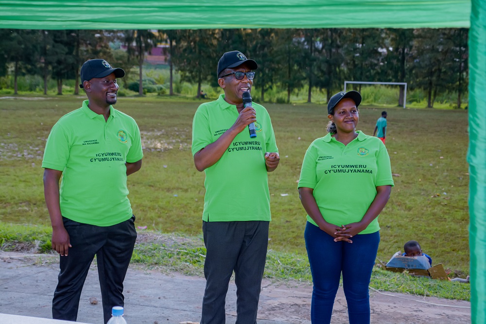 Hatanzwe ubutumwa bugamije gukangurira abaturage gutanga serivisi nziza, kurangwa n'imyitwarire myiza no gukora bakiteza imbere