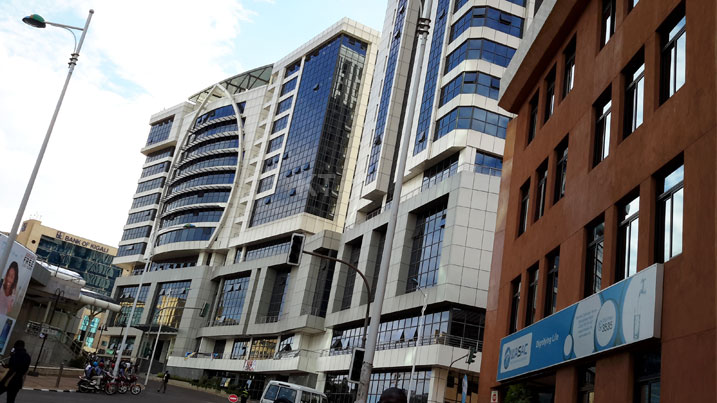 Umuturirwa wa M Peace Plaza na wo ngo urimo ibibanza byinshi abacuruzi bashobora kujya gukoreramo.