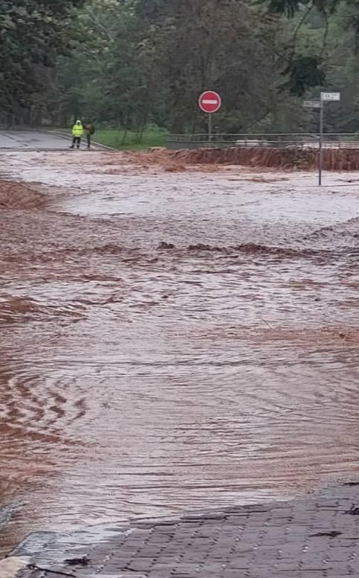 umuvu w'amazi wafunze umuhanda