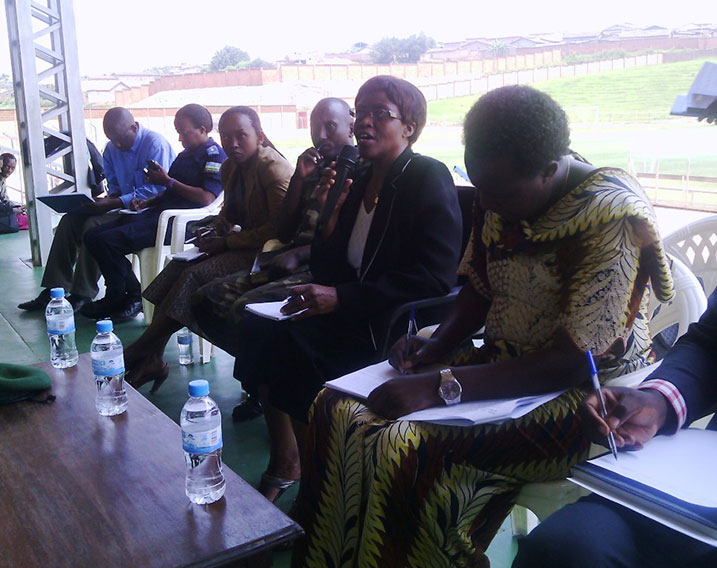 Kanzayire (ufite Micro) avuga ko bisaba ko iki kibazo kinyura mu nkiko zigatesha agaciro ibyangombwa by'ubutaka byatanzwe.