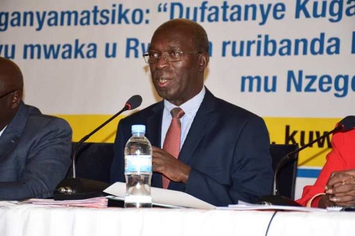 Umuvunyi mukuru Anastase Murekezi, avuga ko kurwanya ruswa bitashoboka abantu batabanje kuyanga