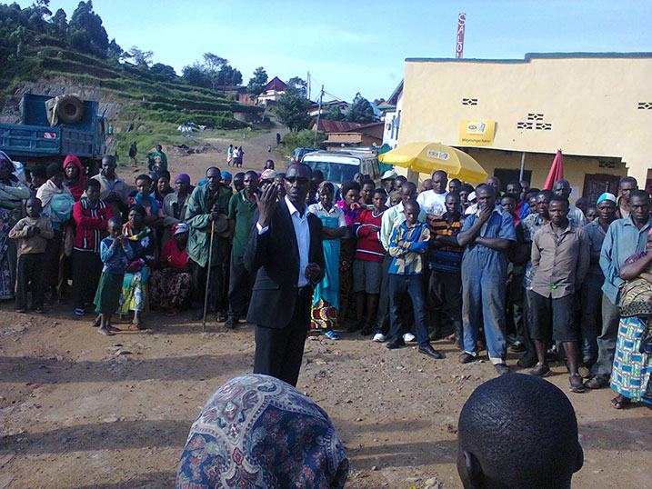 Kamali yasabye abaturage kutajya ahantu habakururira impanuka, byiyongera ku zindi ngamba bafite mu guhangana nazo.