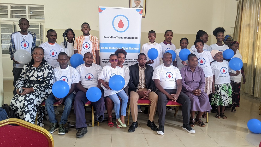 Umuyobozi ushinzwe ibikorwa mu ihuriro ry'imiryango irwaye indwara zitandura, Alphonse Mbarushimana (wicaye hagati yambaye ikoti ry'umukara)