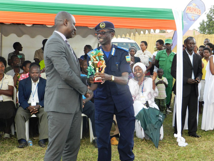 Umuyobozi Mukuru w'Ishuri ry'Imyuga rya Polisi rya Gishari (GIP), ACP Sam Karemera yahawe igikombe ku bw'ikoranabuhanga ryo kuhira ukoresheje telefoni, ryavumbuwe mu ishuri ayobora.