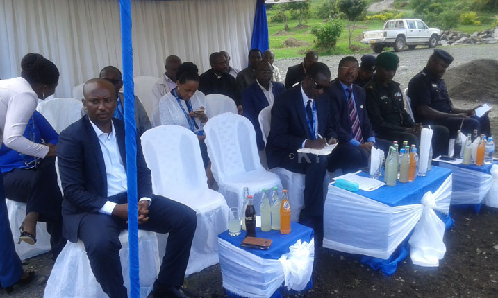 Umuyobozi Mukuru wa BK, Gatera James (urimo kwandika) yasabye abaturage kubagana bakabaha inguzanyo.