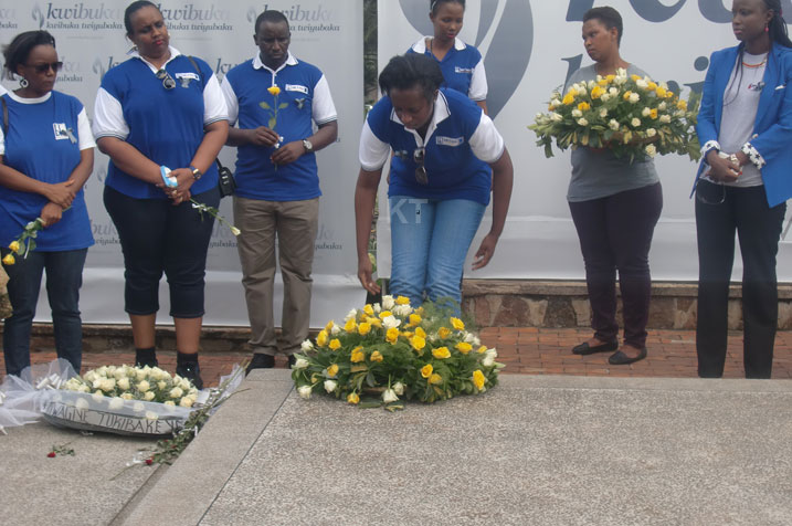 Umuyobozi Mukuru wa BK, Dr Diane Karusis, ashyira indabo aharuhukiye imibiri y'abazize Jenoside.