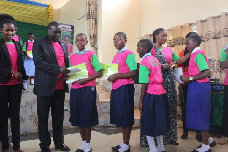 Umuyobozi mukuru wa Imbuto Foundation Umutoni Sandrine, Guverineri JMV Gatabazi na Minisitiri Tumushime bahembye abakobwa babaye indashyikirwa mu masomo.