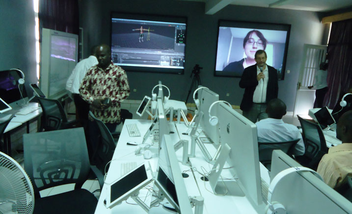 Umuyobozi muri ADMA, hamwe n'umwarimu (kuri screen) basobanura ikoranabuhanga ryitwa Imotions capture ryo gutunganya sinema.